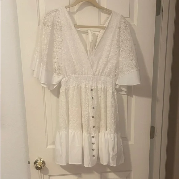 Elegant White Lace Women Top - Picture 1 of 3